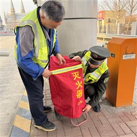 新乐收费站为灭火器穿红衣